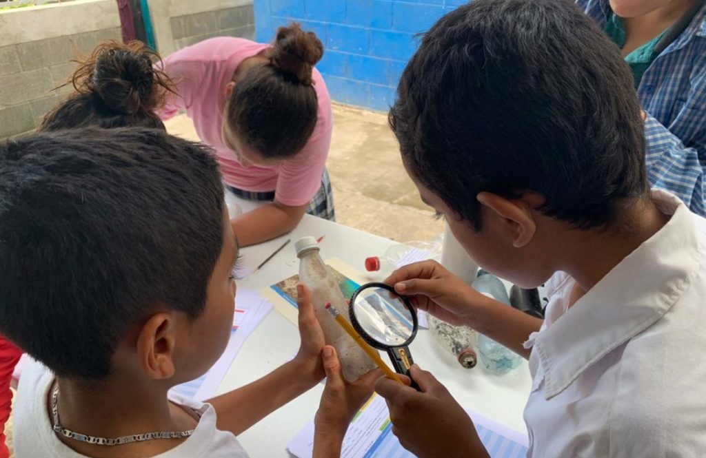 Niños evalúan las interacciones bióticas entre la basura y la vida marina